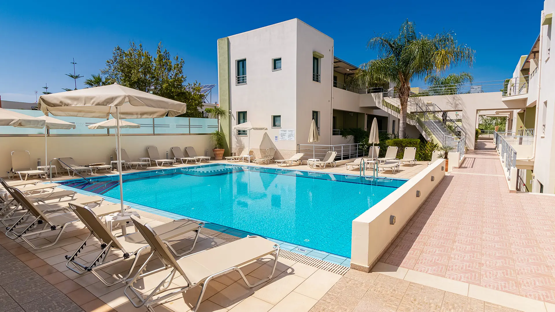 Athina Beach poolområde 