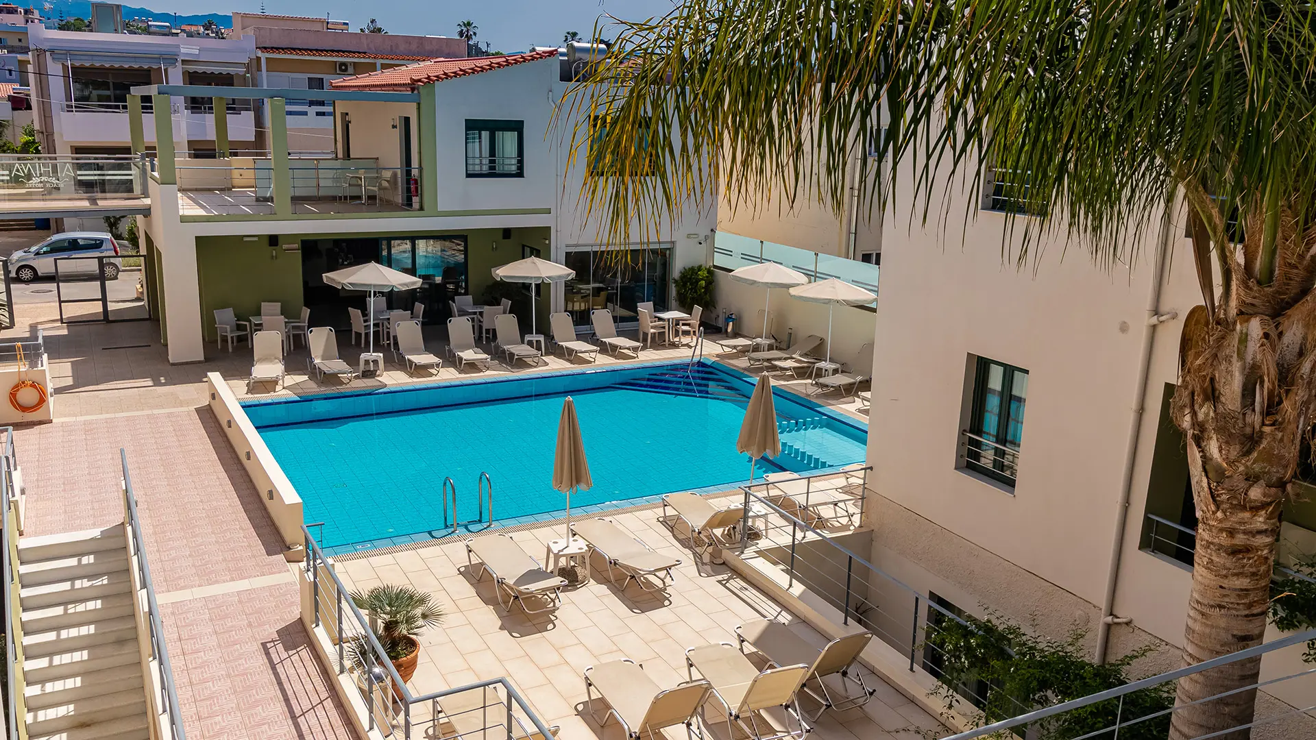 Athina Beach poolområde 