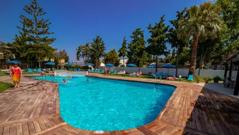 Pool med børnebassin