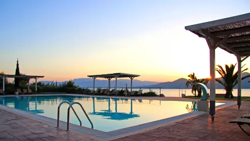 Poolområde med havudsigt 