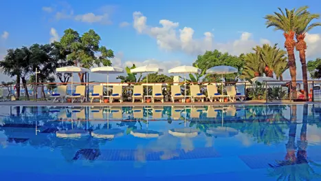 Pool med solsenge