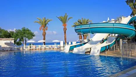 Separat pool med vandrutsjebaner