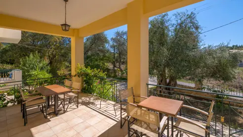 Fælles terrasse med mulighed for at spise ude 