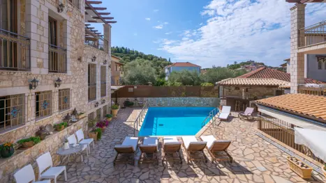 Roula pool og poolbar 