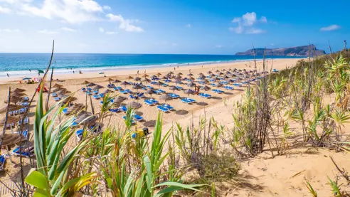 Strand med solstole (mod gebyr)