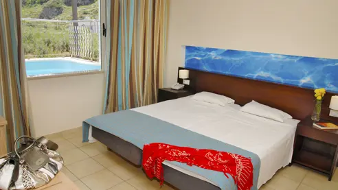 Treværelses lejlighed med privat pool