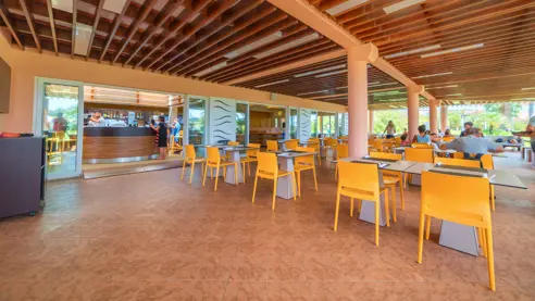 Pool-/snackbar med overdækket terrasse