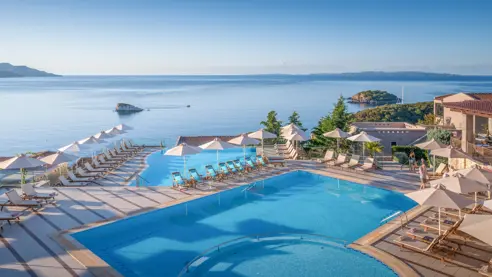 3 pools og solterrasser