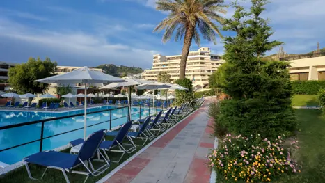 Poolområde med liggestole