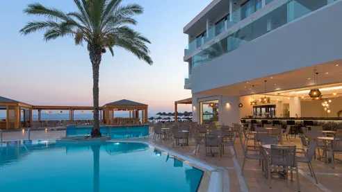 Poolområde med poolbar 