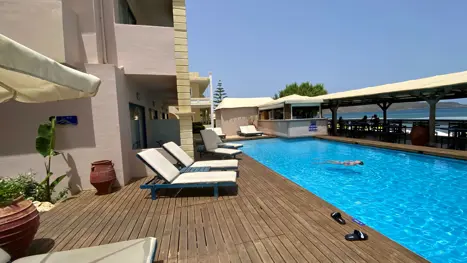 Poolområde ved stranden