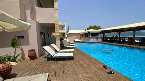 Poolområde ved stranden