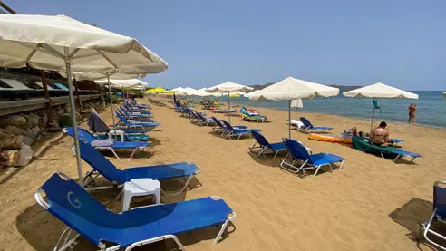 Solstole på stranden, som kan lejes mod gebyr 