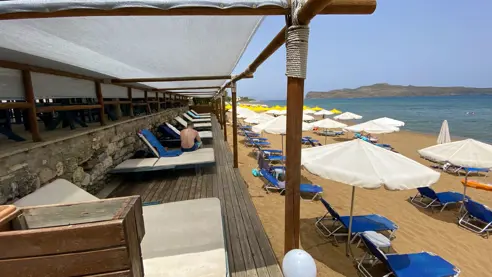 Poolområde ved stranden