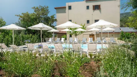 Poolområde med solstole og parasoller 