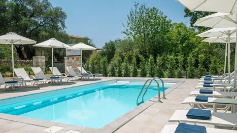 Poolområde med solstole og parasoller 