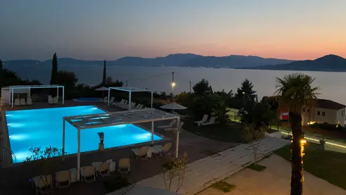 Poolområde i aftentimerne 