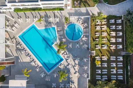 Poolområdet oppefra 