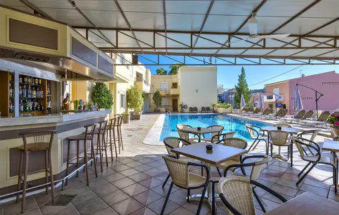 Poolbar og poolområde 