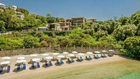 Ornella Resort og Village med privat strandafsnit 