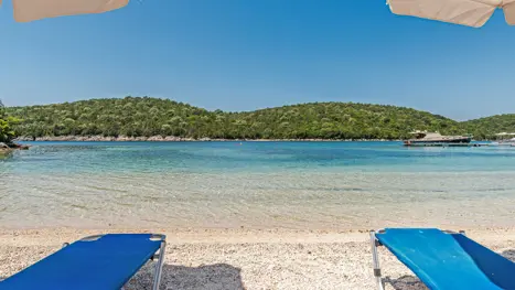 Azurblåt hav ved den private strand 