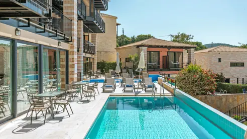 Mindre poolområder ved de forskellige bygninger 