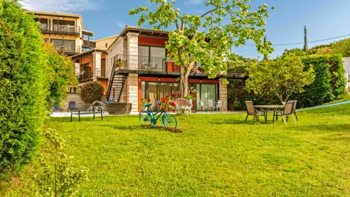 Hyggeligt grønne områder omrking de mange bygninger 