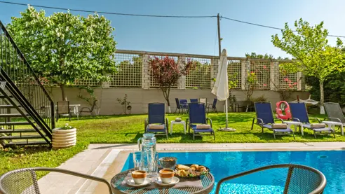 Eksempel på poolområde ved værelserne 