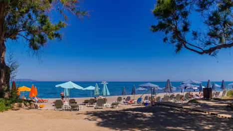 Privat strand m. liggestole og parasoller