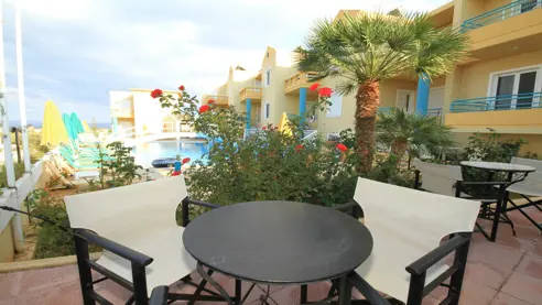 Solterrasse m. pool, liggestole og poolbar med bord og stole