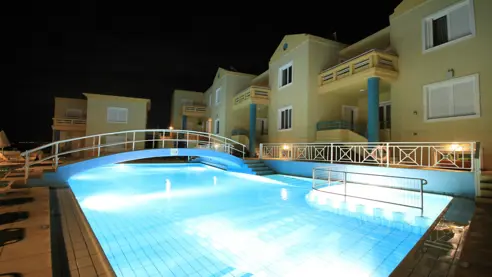 Poolområdet i aftentimerne 