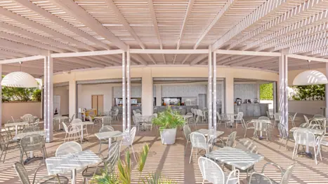 Aura pool bar 