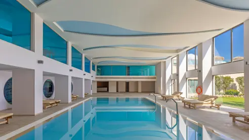 Indendørs pool i wellnessområdet 
