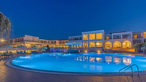 Poolområde i aftentimerne 