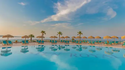 poolområde med havudsigt 