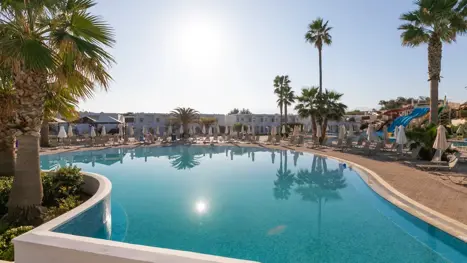 Pool område med solstole og parasoller 