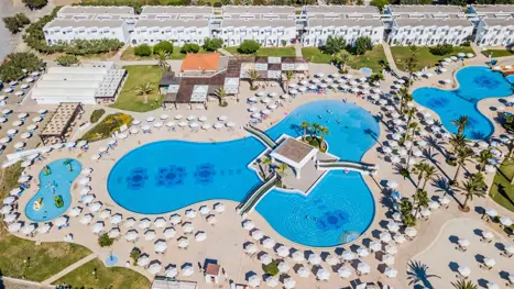 Poolområde med lille ø