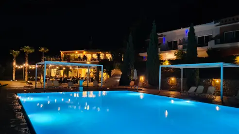 Poolområde i aftentimerne 