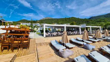 Privat strand afsnit og strandbar 