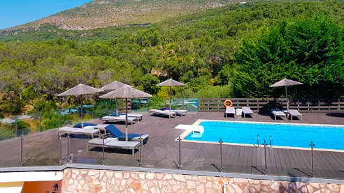 Poolområde med solstole og parasoller 