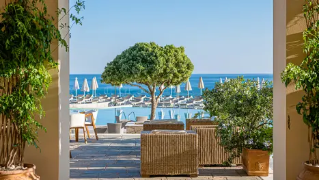 Lounge- og poolområde med havudsigt 