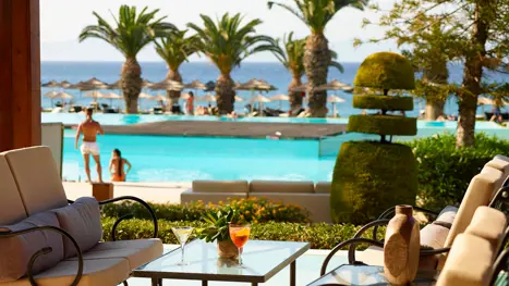 Lounge område ved poolen 