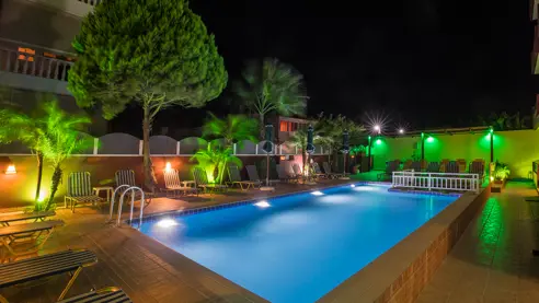 Poolområde i aftentimerne 