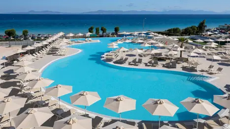 Poolområde med havudsigt 