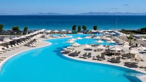 Poolområde med havudsigt