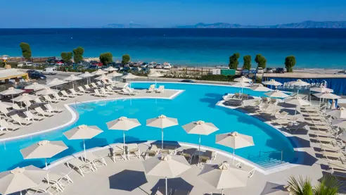 Poolområde med havudsigt 