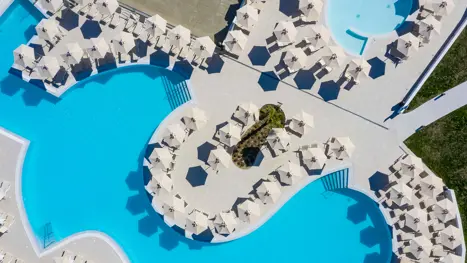 Poolområde med solstole og parasoller 