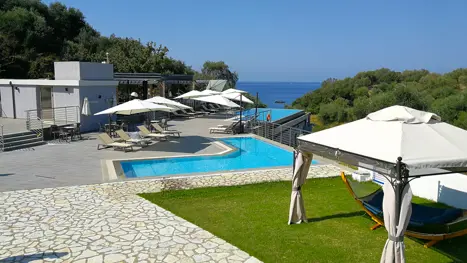 Aqua Oliva pool med solstole og parasoller