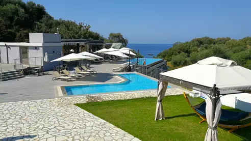 Aqua Oliva pool med solstole og parasoller