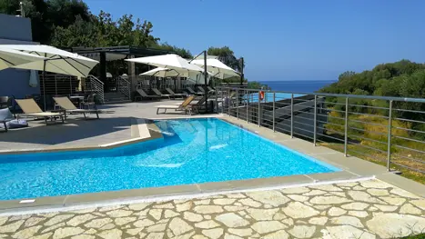 Poolområde med solstole og parasoller 